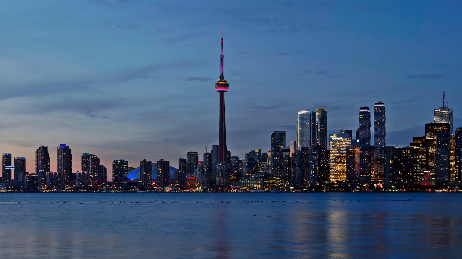 CN tower during daytime