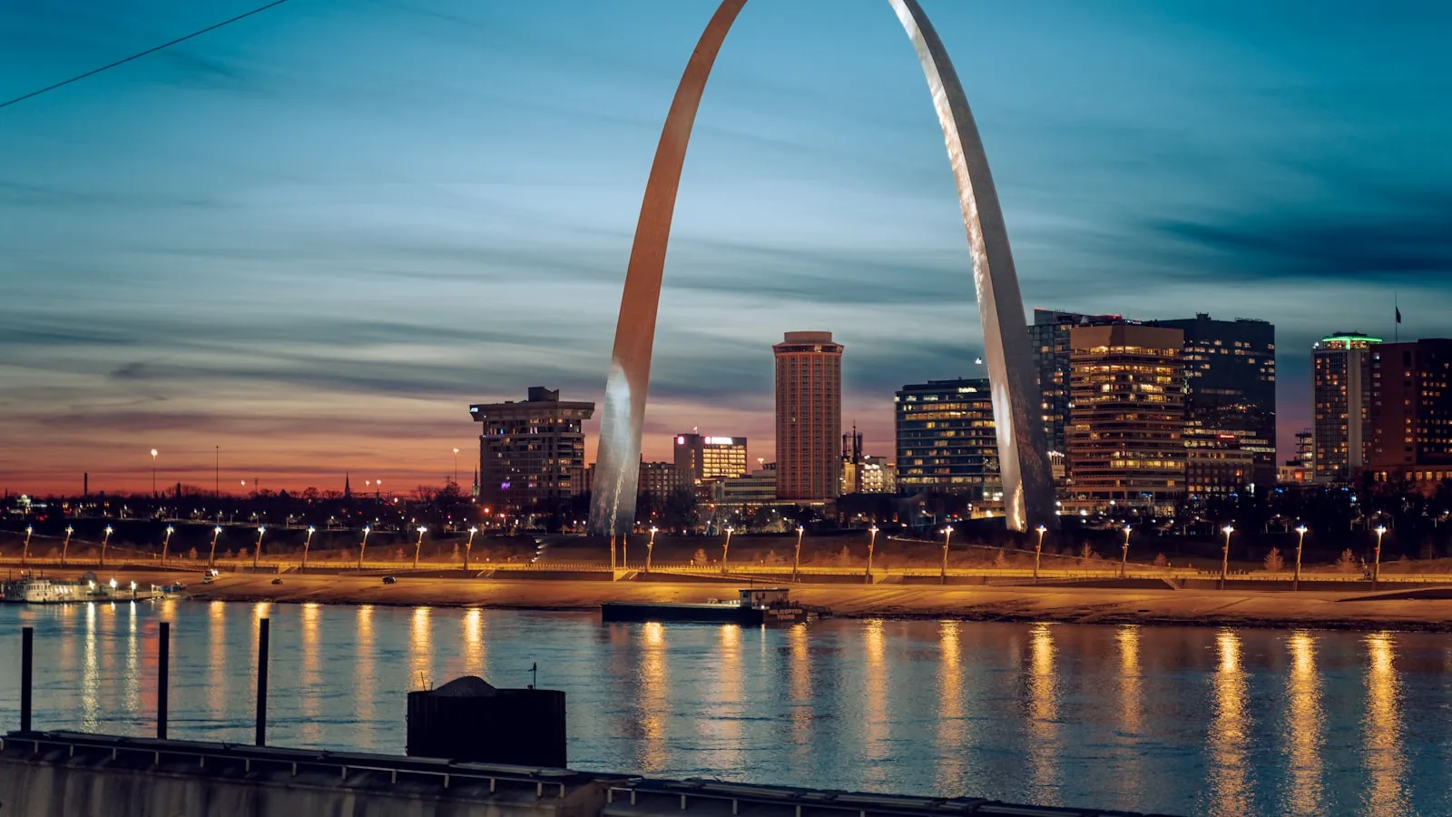 The st louis arch is lit up at night