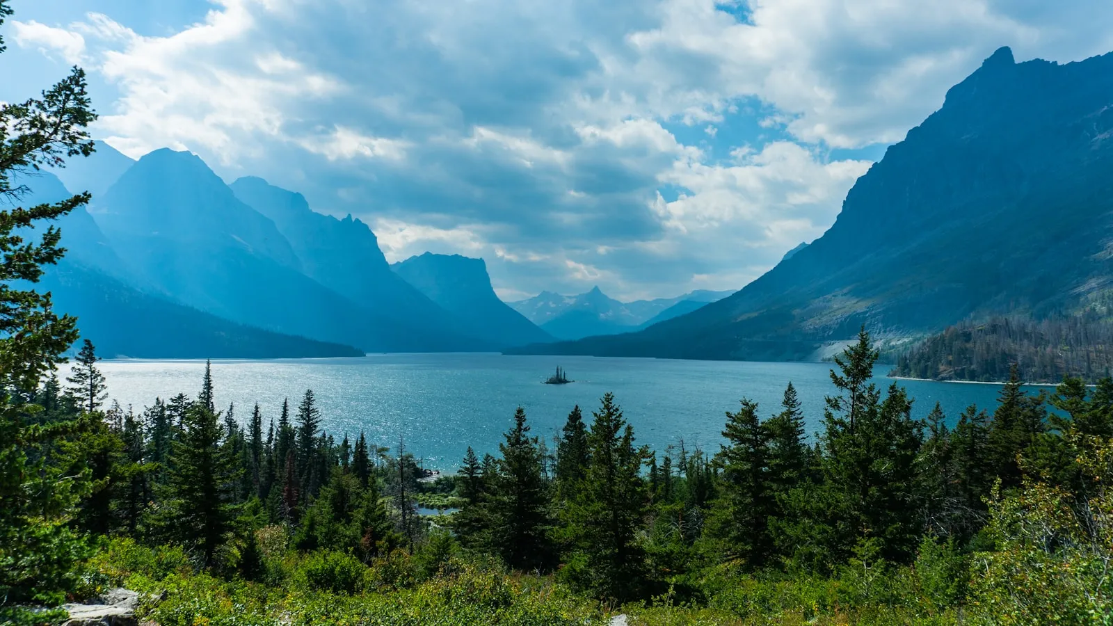 A scenic view of a lake surrounded by mountains